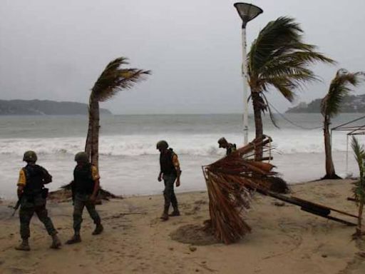 Beryl toca tierra como huracán sobre Yucatán y seguirá después hacia Texas (EEUU).