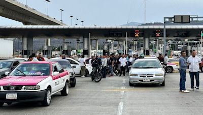 Taxistas toman caseta de cobro; mantienen bloqueados los accesos de la autopista México-Cuernavaca | El Universal