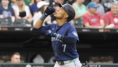 Seattle Mariners Second Baseman Leaves Game With 'Knee Issue'