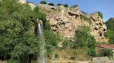 El pueblo francés con una increíble cascada escondida entre sus casas