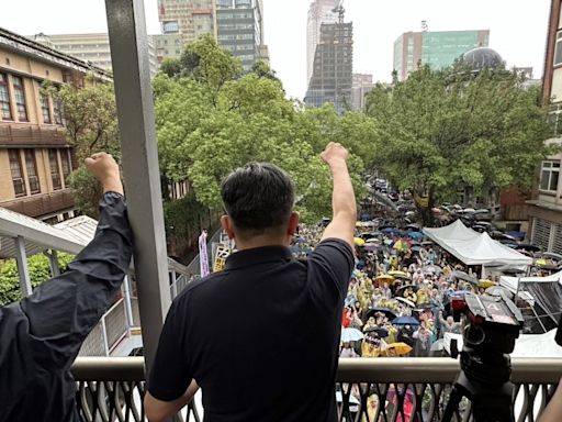 立院外大暴雨現場喊12000人！郭昱晴哭了：人民是我們最大的後盾-風傳媒