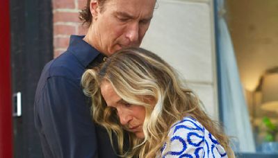 Sarah Jessica Parker and John Corbett hug it out while filming in NYC