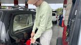 Newsom firma el proyecto de presupuesto estatal, con reembolsos de gasolina para 17,5 millones de contribuyentes de California