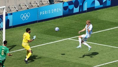 Argentina se redime del tropezón en el debut y tiene ahora el destino en sus manos en el fútbol olímpico
