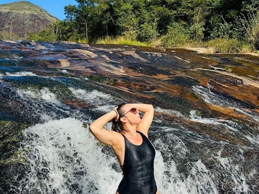 Regiane Alves se refresca com banho de cachoeira