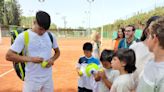 Carlos Alcaraz entrena con los más jóvenes