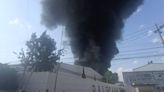 Incendio consume fábrica en Ecatepec; la columna es visible desde la CDMX