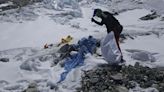 Sacan 11 toneladas de basura y cuatro cadáveres congelados del campamento base del Everest