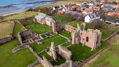 La isla sagrada de Inglaterra que tiene las ruinas de un monasterio del siglo XII, un imponente castillo y una reserva natural