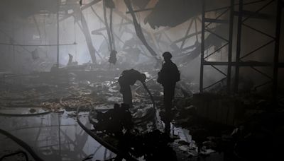 Rusia ataca la ciudad ucraniana clave de Járkiv y deja al menos siete muertos, a medida avanzan sus tropas terrestres