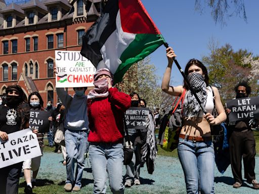 La crisis en los campus de EE.UU.: choque de visiones en la protesta en el campamento de una universidad en Washington