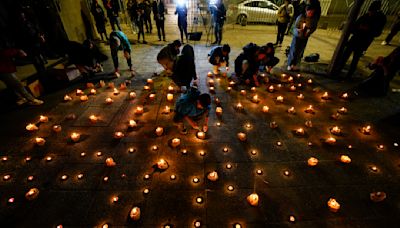 Emotivos funerales en honor de tres policías asesinados en el sur de Chile