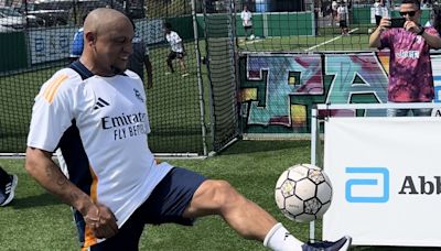 Roberto Carlos juega al fútbol con 150 niños en Chicago en un evento benéfico del Madrid