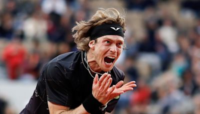 Roland Garros 2024: Andrey Rublev volvió a ser presa de sus nervios en pleno partido y cayó ante el sorprendente Matteo Arnaldi, 35 del mundo