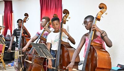 Côte d'Ivoire: le "projet fou" d'un orchestre philarmonique d'enfants en zone rurale