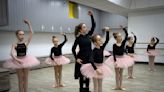Clases de ballet dan algo de alivio a niñas ucranianas en medio de la guerra