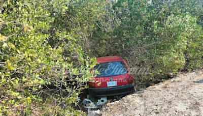 Pierde el control de su auto y termina entre la maleza en la vía a Chicxulub Puerto