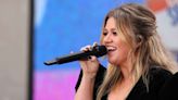Kelly Clarkson Exits Stage Upon Learning She Had a Wardrobe Mishap: 'I Think My Boob's Showing'
