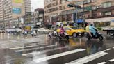 新北土城中午大雨 汽機車駕駛冒雨行進 (圖)