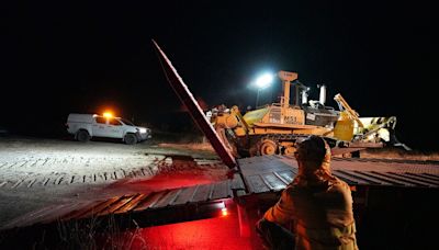 Incendio de Argamasilla de Calatrava: la maquinaria pesada consolida el perímetro del fuego