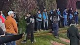 Un hincha se trepó a un cartel en el Obelisco, cayó y murió en la previa del partido | Policiales