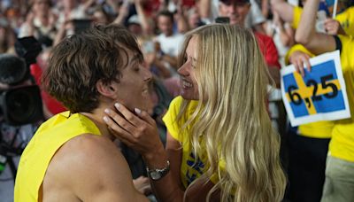 JO de Paris 2024 - Le baiser enflammé d'Arnaud Duplantis et sa petite amie, les nombreuses demandes en mariage, le baiser militant d'Alice Bellandi,... : les plus belles célébrations d'amour