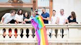 Compromís cuelga la bandera LGTBI del ayuntamiento y la Policía intenta evitarlo