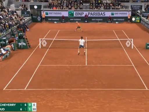 Una espectacular Gran Willy de Casper Ruud durante la victoria ante Tomás Etcheverry en Roland Garros