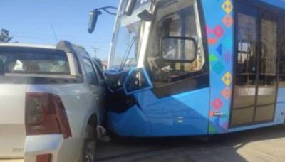 Una camioneta chocó contra el Tren Metropolitano de Cochabamba