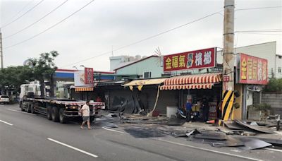 台中聯結車15噸鋼板「集體跳車」！噴飛擊中2機車、檳榔攤招牌