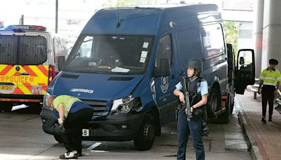 解款車剷行人路撞傷兩女 警長槍戒備 - 20240511 - 港聞