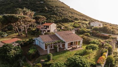 Patrick Fiori : découvrez sa maison familiale en bord de mer en Corse, entre grandes tablées et musique