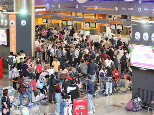 KLIA’s Terminal 2 still affected by aftermath of IT outage this morning, tempers flare as long lines spotted (VIDEO)