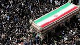 Tras tres días de funerales masivos, Irán enterró al presidente Raisi en el mausoleo Iman Reza