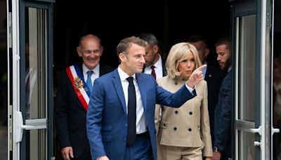 Veste en jean et en cuir, casquette... Emmanuel et Brigitte Macron très décontractés avant d'aller voter au Touquet