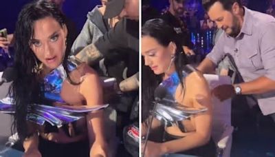 Katy Perry, imbarazzante incidente in diretta tv: le si rompe il top di metallo