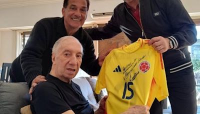 Lorenzo le llevó una camiseta de Colombia a Bilardo