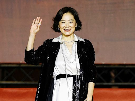 69歲林青霞秀美腿 和粉絲聚會「飯店剝花生」露私下真實面 - 娛樂