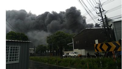 空品拉警報！台南永康車燈廠倉庫大火 濃煙竄天際