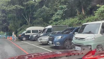 阿里山停車位不足 遊客繞圈等車位被插隊氣炸