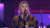 Kelly Clarkson Grooves to a Soft Rock Classic by Peter Frampton for ‘Kellyoke’
