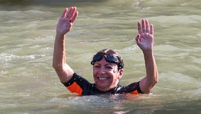 "Que du bonheur": pari tenu pour Anne Hidalgo, qui s'est baignée dans la Seine avant le début des JO