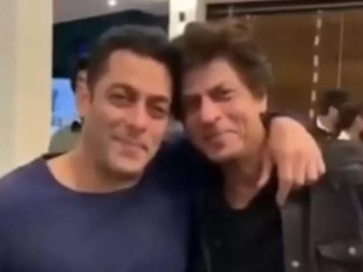 Shah Rukh Khan and Salman Khan watch 'Karan Arjun' together and indulge in bromance, VIDEO breaks the internet - WATCH | Hindi Movie News - Times of India
