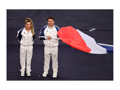 Antoine Dupont trébuche sous les yeux de Pauline Ferrand-Prévot lors de la cérémonie de clôture des JO de Paris