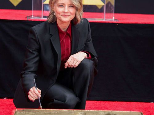 Jodie Foster celebra su décimo aniversario con su mujer dejando su huella en el Paseo de la Fama