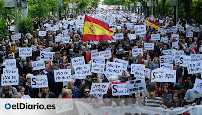 Miles de personas en vilo por la decisión de Sánchez se manifiestan en Madrid en defensa de la democracia