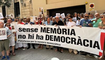 Un centenar de personas protestan en el Parlament por la derogación de la Ley de Memoria