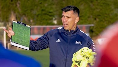 El nuevo DT de Boca: Medel se recibió de entrenador