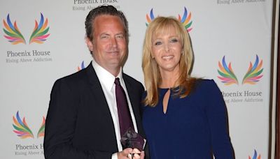 Lisa Kudrow regarde « Friends » pour Matthew Perry, alors qu’elle évitait de se voir à l’écran avant la mort de l’acteur