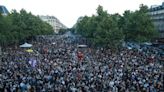 Las multitudinarias celebraciones en Francia tras el proyectado triunfo de la izquierda y el freno a la extrema derecha en las elecciones parlamentarias